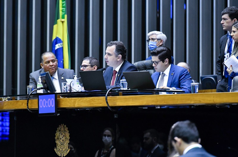 Parlamentares alegam que as duas pautas ainda carecem de discussão. O líder do governo no Congresso, senador Eduardo Gomes (à dir.), concordou e acatou o adiamento - Waldemir Barreto/Agência Senado