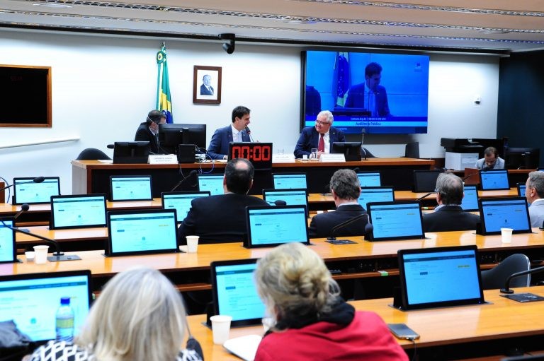 Depuado Luiz Lima (C) e Marco Aurélio de Sá Ribeiro, presidente da CBVela (E) - (Foto: Billy Boss/Câmara dos Deputados)