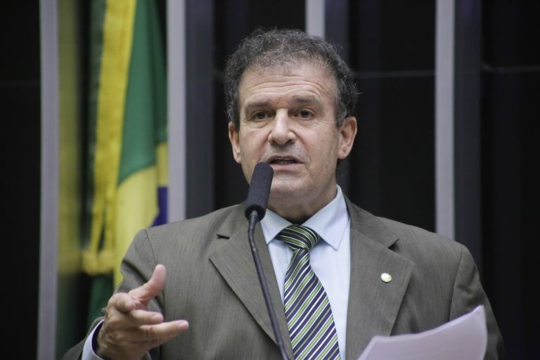 Mattos: é preciso regulamentar a atividade, pois pessoas sem formação adequada estão oferecendo serviços nessa área - (Foto: Paulo Sérgio/Câmara dos Deputados)