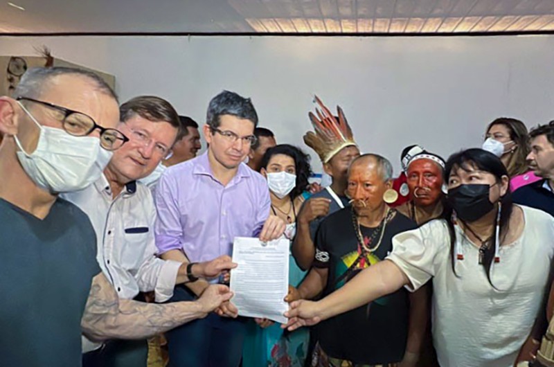 Fabiano Contarato e Randolfe (3º à esq.) com lideranças do Vale do Javari - Roberto Stuckert Filho/Gab. Senador Humberto Costa