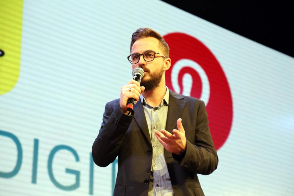Marcus Vinicius Baraldi Tonin é formado em Marketing com especialidade em Gestão de Marcas (Branding) e em Marketing Digital