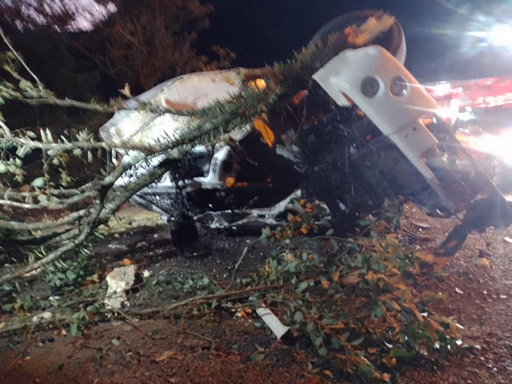 Cabine do caminhão, onde estavam o motorista e o passageiro, ficou inteiramente destruída