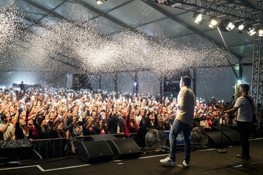 Show da dupla Marcos e Belutti lotou as dependências do Parque Cinquentenário