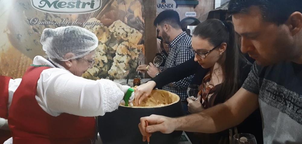 Além do queijo, público já consumiu mais de 27 mil pastéis, 10 mil garrafas de vinho e 30 mil garrafas de espumantes