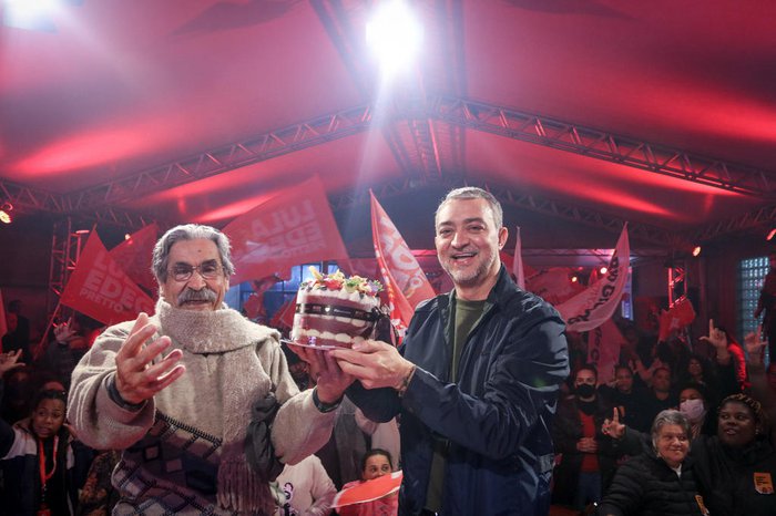 Olívio Dutra e Edegar Pretto celebraram aniversário em ato político conjunto, em Porto Alegre, no mês passado. Crédito: Rafael Stedile / Divulgação