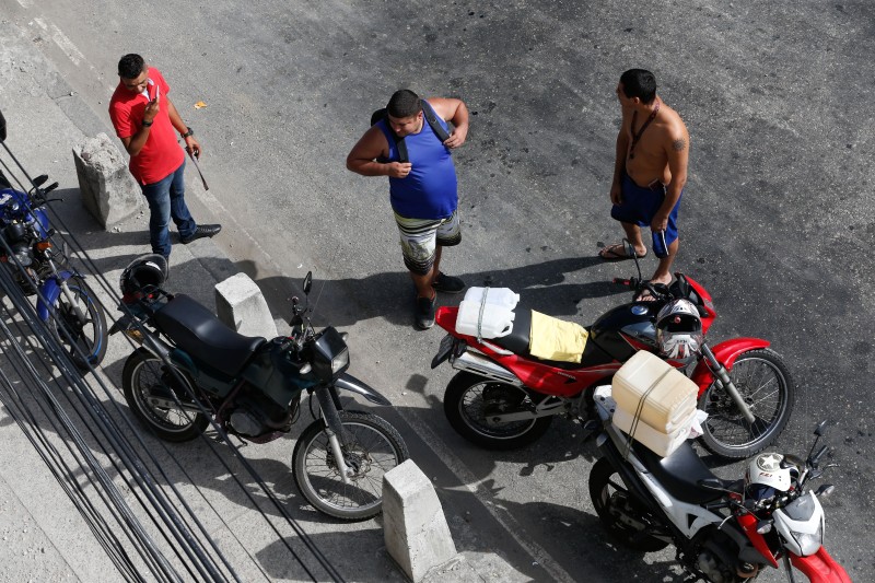 RJ: ação que mira motos sem placas autua 80% dos condutores abordados