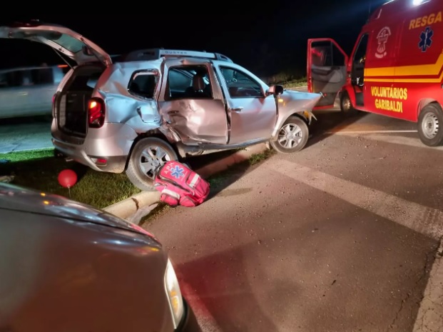 A colisão envolveu uma caminhonete Duster e um caminhão. Crédito: Claudir Pontin/Estação FM