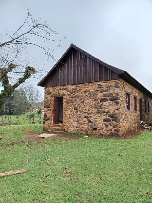 O processo minucioso de restauro conduzido pelos arquitetos Lucas Volpatto e Patrícia Pasini, foi marcado parcialmente pelo uso de técnicas vernáculas, em especial para a estabilização das paredes. Crédito: Suzana Pires