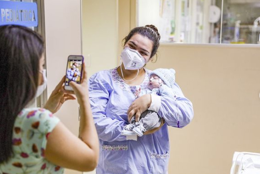 Pequeno Theodoro nasceu com apenas 740 gramas no dia 1 4 de março