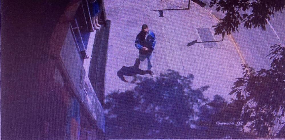 Após o roubo, o criminoso fugiu a pé da loja, levando as joias e o dinheiro do caixa.