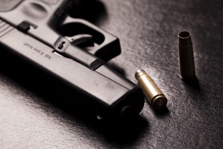 Comissão vai discutir proposta que amplia o porte de armas para a categoria - (Foto: JanPietruszka/DepositPhotos)