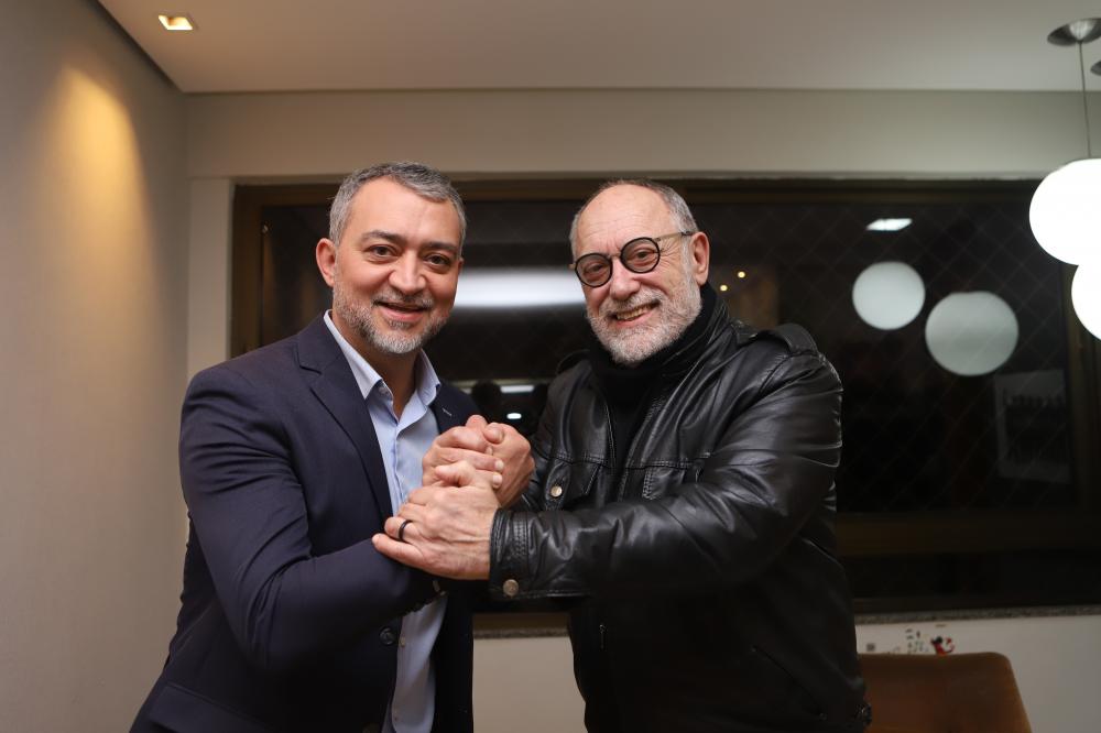 Edegar Pretto e Pedro Ruas selam a união entreos partidos de esquerda no RS - Foto: Rafael Stedile 
