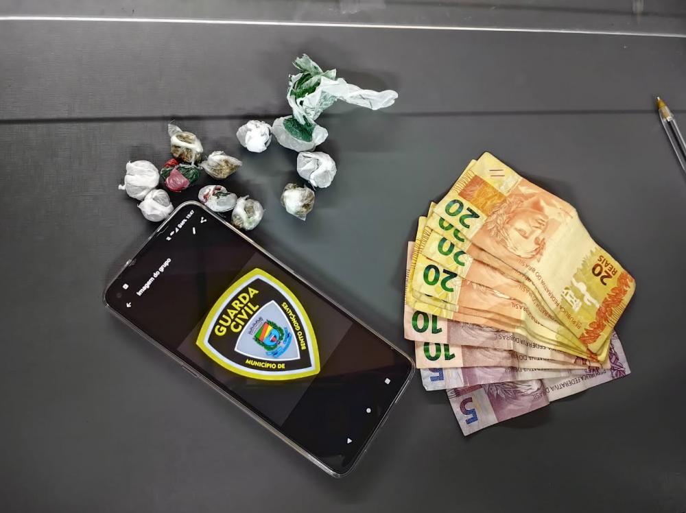 Guardas apreenderam drogas e dinheiro com o casal - Foto: GCM/Divulgação
