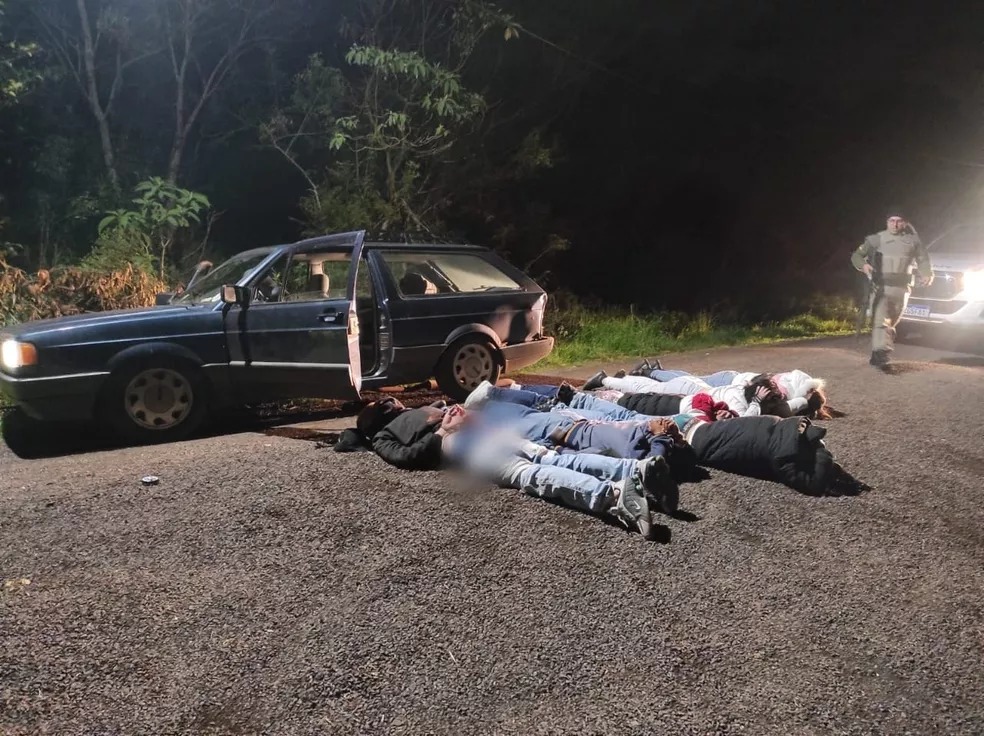 Indivíduos tentaram fugir ao avistar a viatura policial, mas foram capturados - Foto: Brigada Militar/Divulgação