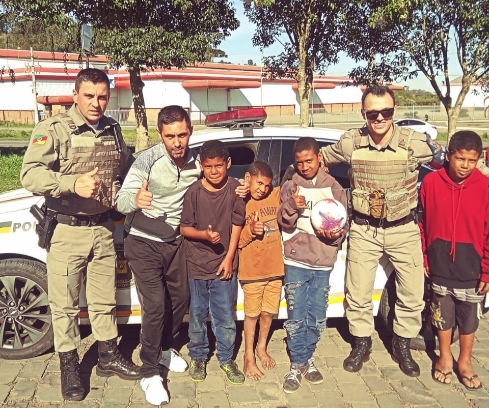 Quando receberam a nova bola, já organizaram uma partida de futebol que contou com a participação dos policiais. Crédito: 3° BPAT