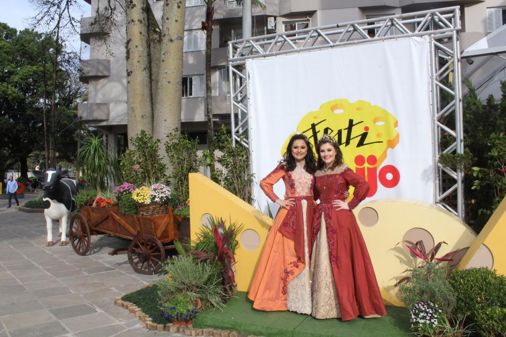 Senhorita Festiqueijo, Kelly Cristina Guedes, e Dama de Companhia, Brenda Pagliarini Sartori, se despediram do Festiqueijo neste domingo - Fotos: Rosangela Longhi