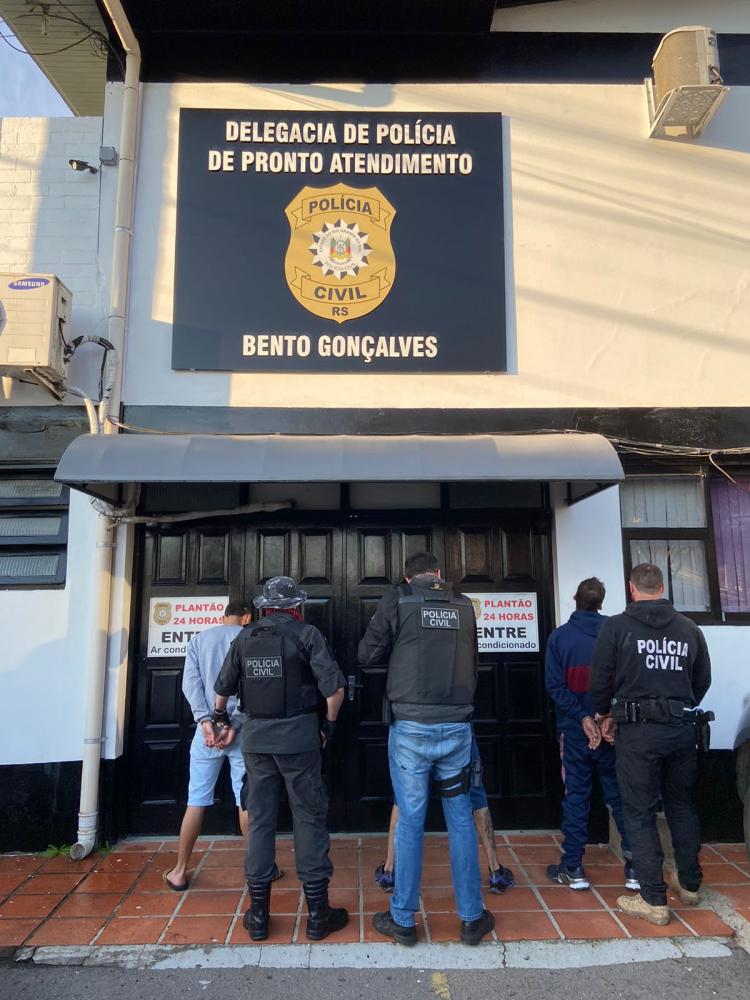 Jovens de 19 e 21 anos foram recolhidos ao presídio - Fotos: Polícia Civil/Divulgação