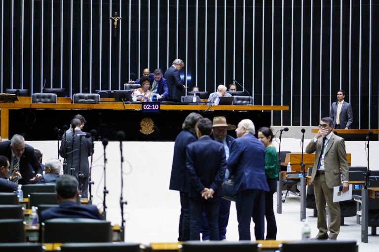 Deputados participam de sessão do Plenário - (Foto: Pablo Valadares/Câmara dos Deputados)