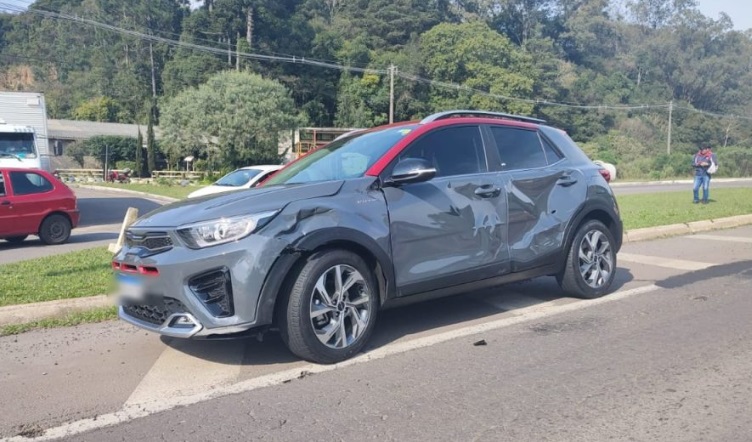 A colisão causou danos no veículo. Crédito: Felipe Vicari / Grupo RSCOM