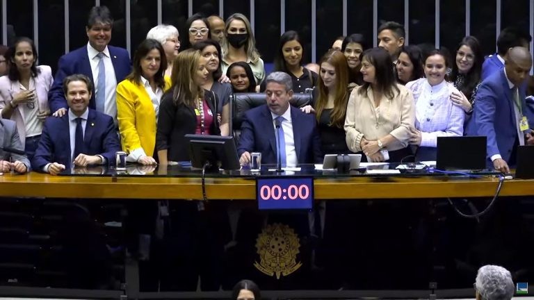 Mães de pacientes prejudicados pela decisão do STJ acompanharam a votação em Plenário - (Foto: Reprodução/TV Câmara)