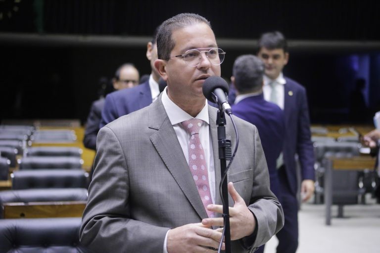 Santana: lei federal é invasão da autonomia administrativa - (Foto: Paulo Sergio/Câmara dos Deputados)