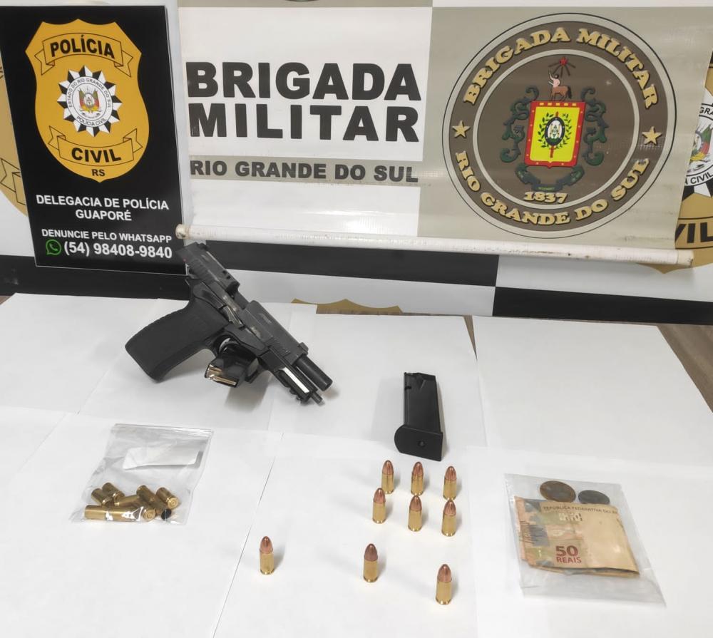 Durante as buscas na residência do autor do crime, foi localizado uma Pistola, marca Bersa, calibre 9mm, com numeração suprimida, dois carregadores, nove munições calibre 9mm e uma munição calibre .380. Crédito: 3° BPAT