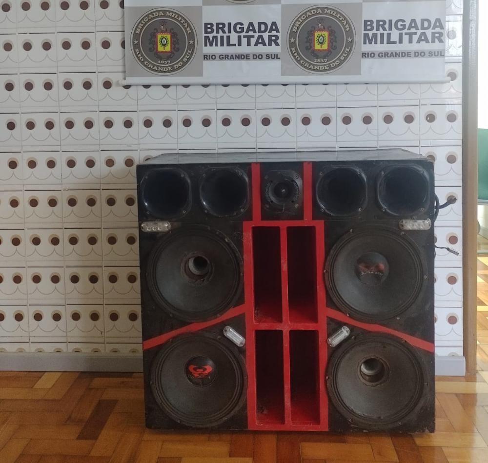 Foi apreendido uma Caixa de Som medindo um 1m x 1m, com quatro alto falantes de 550 RMS marca Ultravox. Crédito: 36° BPM