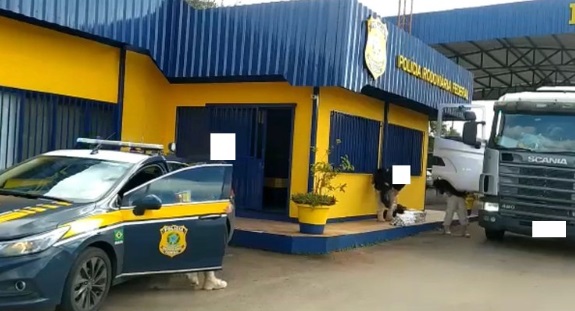 Policias Federais prendem três homens transportando 31kg de cocaína e 21kg de dinamites