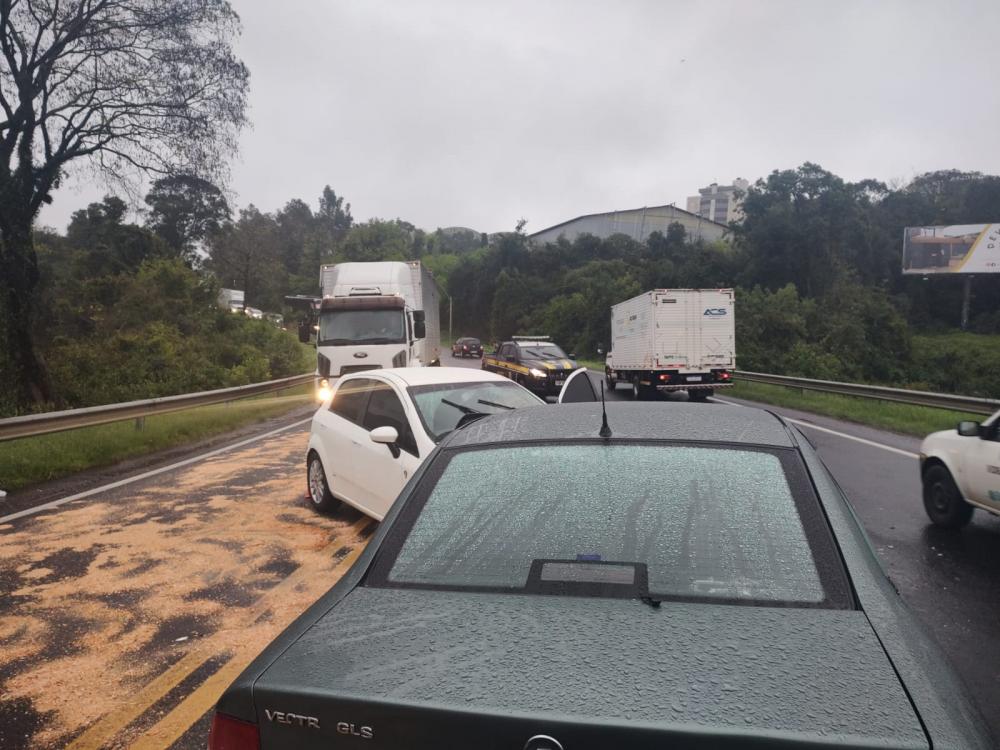 O condutor do Punto teve ferimentos graves e precisou ser resgatado pelo Corpo de Bombeiros. 