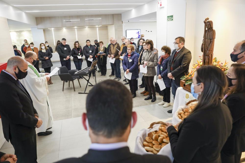 Visita oferece a esperança de quem viveu uma vida santa para abençoar a toda a instituição