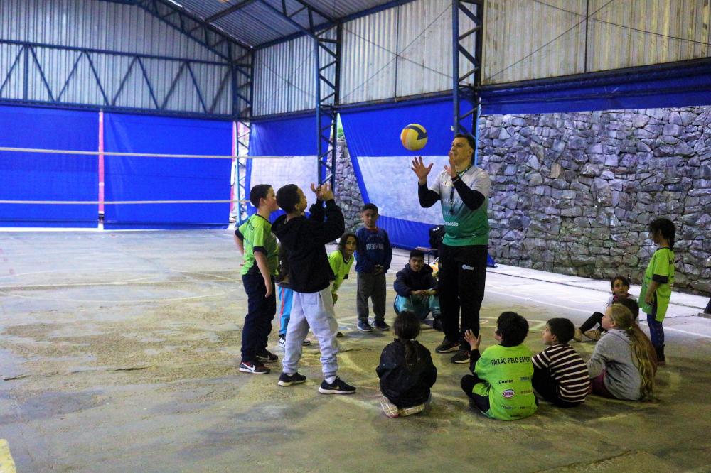 Projeto proporciona diversão e carinho às crianças do bairro Municipal através do vôlei