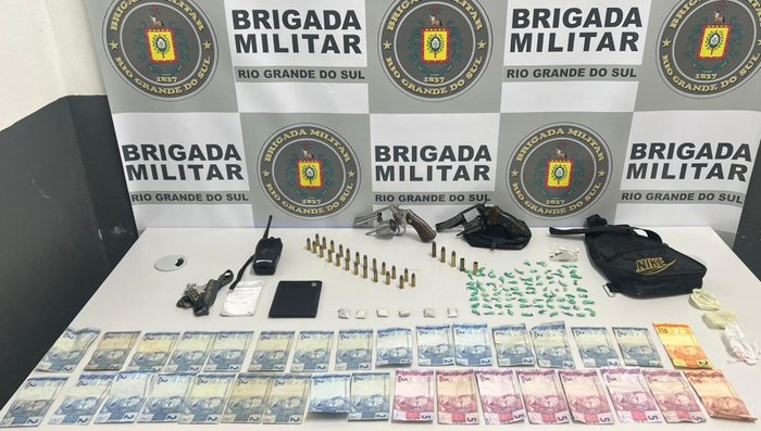 Drogas, armas e munições foram apreendidas pelos policiais - Foto: Brigada Militar/Divulgação