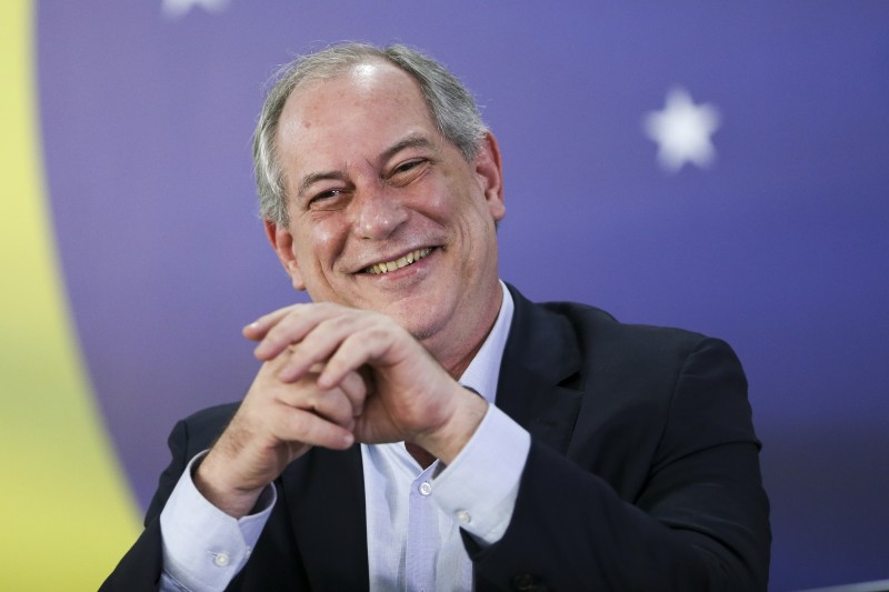 Presidenciável Ciro Gomes faz caminhada pela zona leste de São Paulo