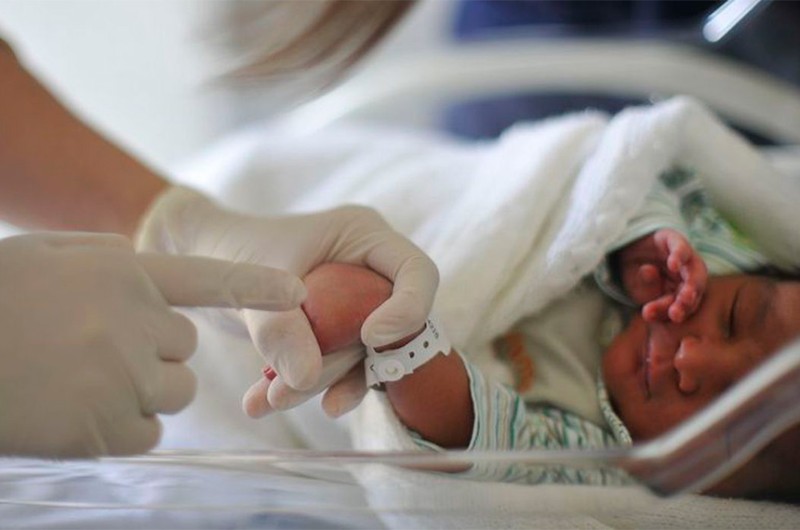 Pais não casados ou em união estável devem comparecer a um cartório para efetuar o registro de filhos em nome dos dois genitores - Marcello Casal/Agência Brasil