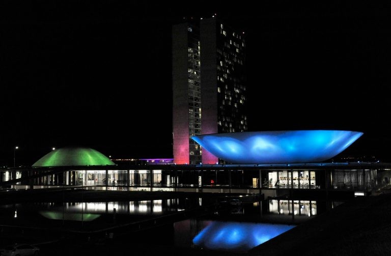 Congresso costuma ganhar iluminação colorida em ocasiões especiais - (Foto: Luis Macedo/Câmara dos Deputados)