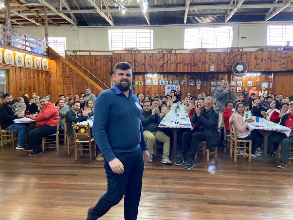 Professor e vereador foi saudado por centenas de pessoas nas dependências do CTG Gaudério Serrano - Fotos: NB Notícias