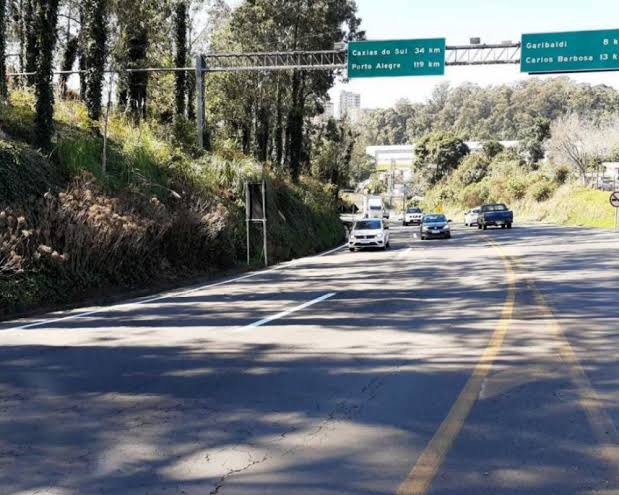 Trecho é entre o trevo de acesso ao Vale dos Vinhedos e o trevo de acesso ao distrito de Faria Lemos, cerca de 9 quilômetros