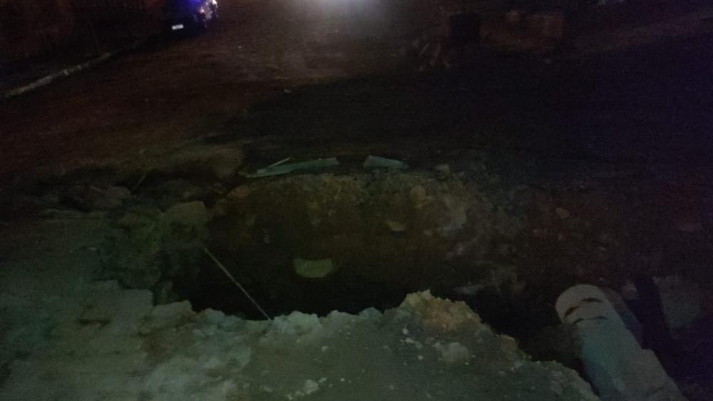 De acordo com as informações da testemunha, o buraco tem entorno de 1 metro e meio de profundidade e não está sinalizado. 