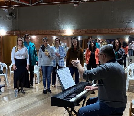 O Coral Casa das Artes se reuniu na noite da última quinta-feira, 26, para mais um ensaio e preparação do repertório. Crédito: Divulgação