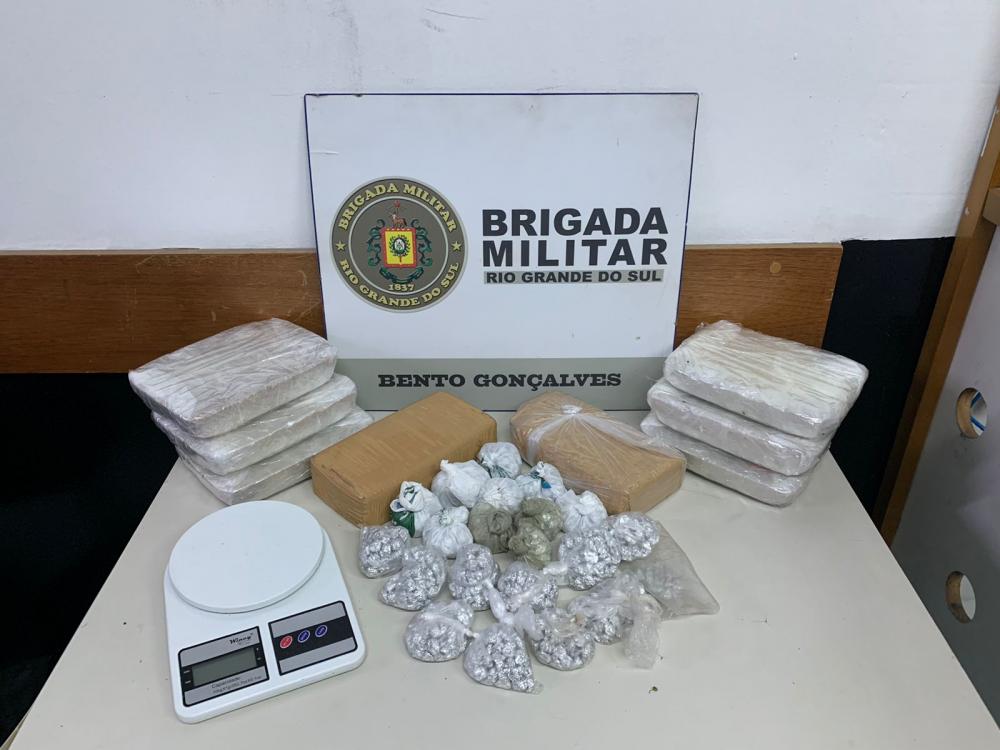 Drogas foram apreendidas no bairro Maria Goretti, onde dois indivíduos conseguiram fugir - Fotos: Brigada Militar/Divulgação