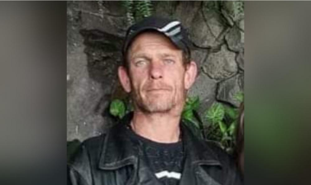 Juliano vestia uma jaqueta preta, calça jeans, bota marrom e touca preta.