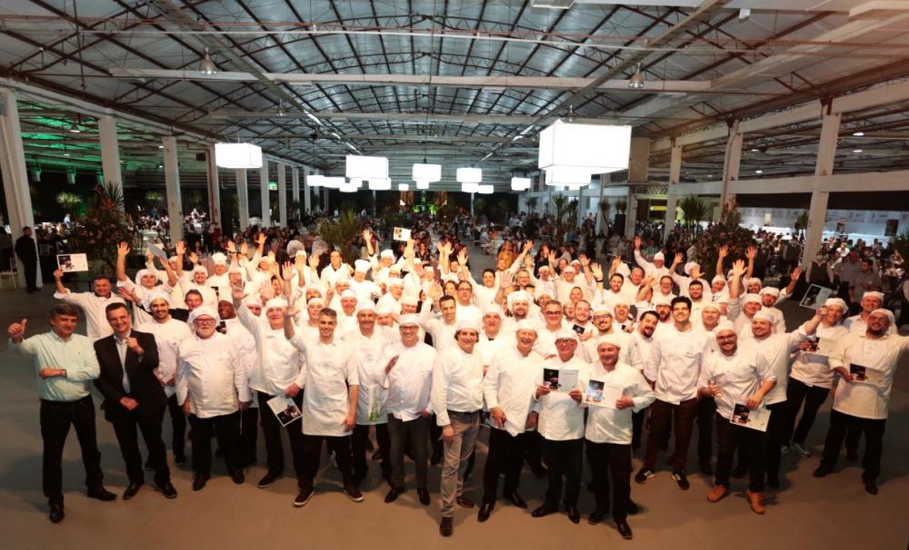 Voluntários das 20 cozinhas participantes do evento serviram deliciosos cardápios ao longo da noite - Fotos: Fabiano Mazzotti/Divulgação