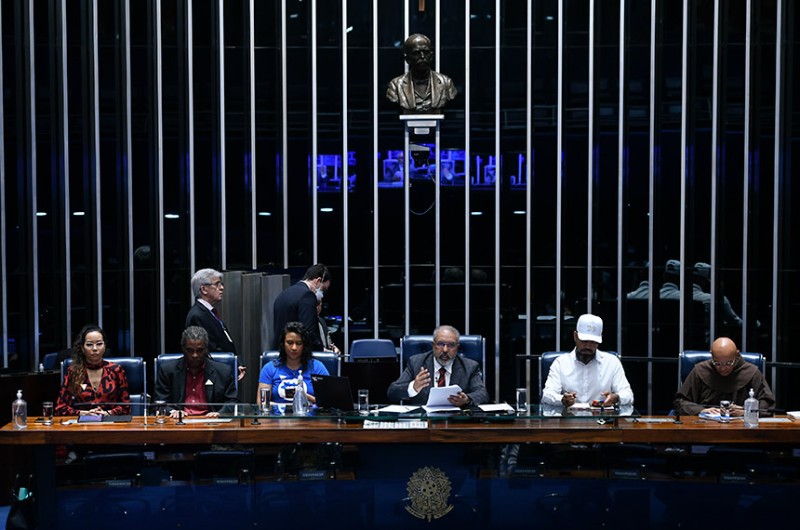 Rita Cristina de Oliveira, Nelson Inocêncio, Bruna Chaves Brelaz, Paulo Paim, Douglas Belchior e frei David Santos