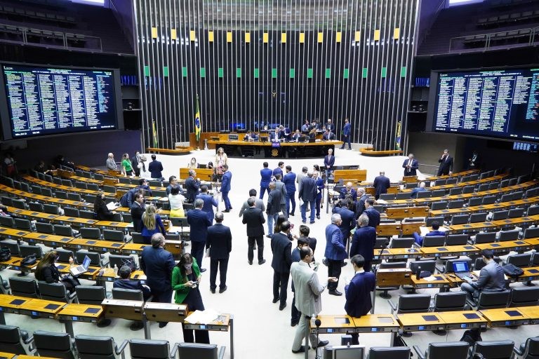 Deputados analisam propostas em Plenário - (Foto: Pablo Valadares/Câmara dos Deputados)