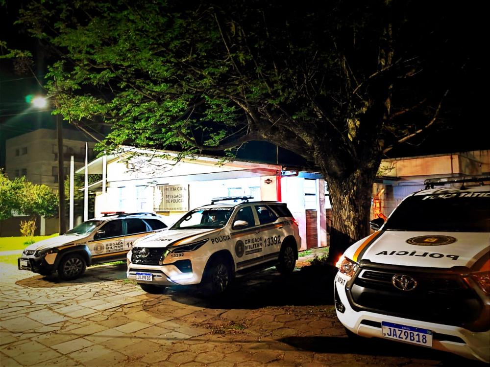 Policiais da Brigada Militar prendem dois homens por disparos de arma de fogo