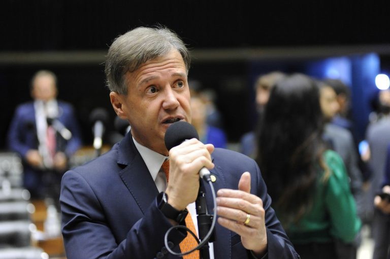 O deputado Aluisio Mendes recomendou a aprovação da proposta com mudanças - (Foto: Billy Boss/Câmara dos Deputados)