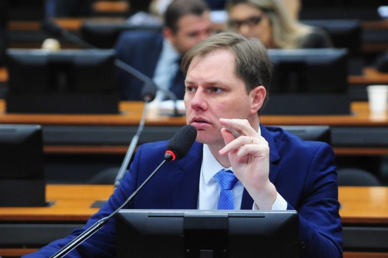 Lucas Redecker relatou a proposta na CCJ - (Foto: Billy Boss/Câmara dos Deputados)