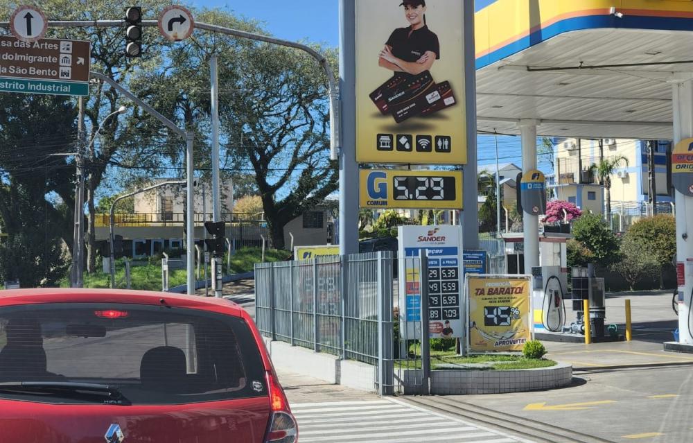 Petrobras anuncia redução de mais R$ 0,25 no preço da gasolina
