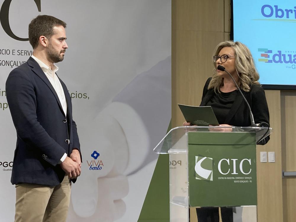 Presidente Marijane Paese entregou as reivindicações ao candidato Eduardo Leite - Foto: Exata Comunicação/Divulgação