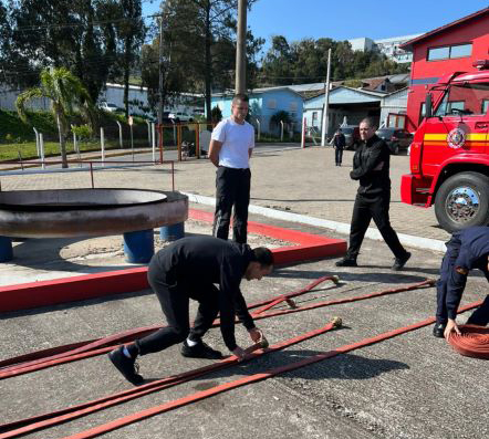 Durante os últimos dias eles também tiveram aulas com o Corpo de Bombeiros do município. Crédito: SEMSEG/Divulgação